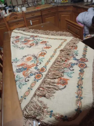 Mantel antiguo bordado a mano