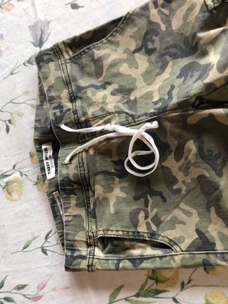 Pantaloni cargo mimetici strappati