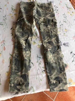 Pantaloni cargo mimetici strappati