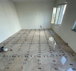 Colocación de baldosas para suelos