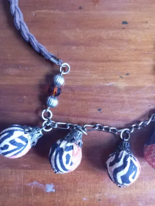 Collar artesanal con colgantes tribales