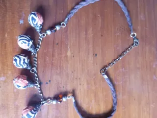 Collar artesanal con colgantes tribales