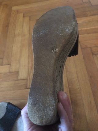 Ciabatte beige e nere