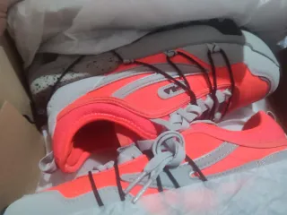 Zapatillas Fila Naranja y Gris