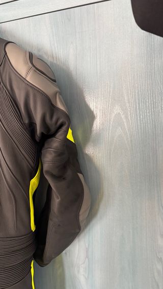 Mono Dainese Avro 4 Talla 48 Fluor amarillo