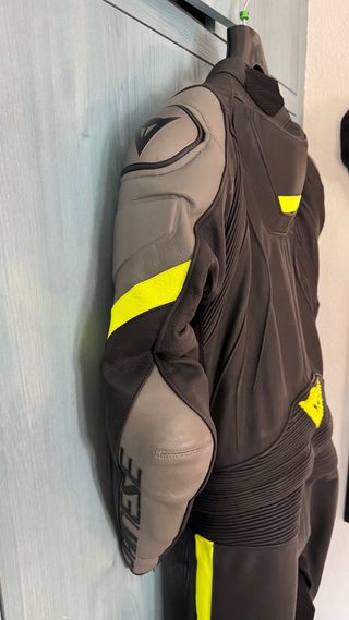Mono Dainese Avro 4 Talla 48 Fluor amarillo