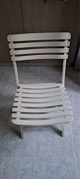 Sedia in legno bianca pieghevole
