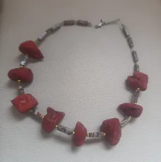 Collar de coral rojo y cuentas
