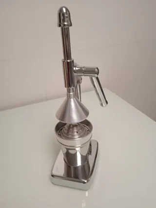Exprimidor de diseño en metal