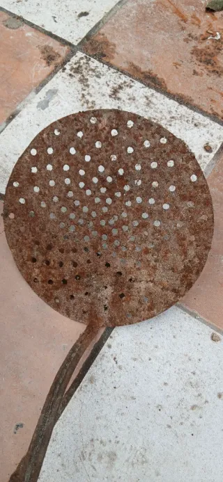 Conjunto de Brasero y espumadera de metal