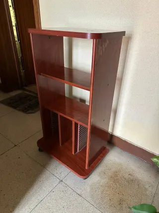 Estantería de madera con ruedas