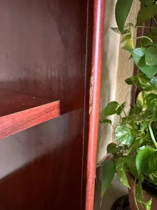 Estantería de madera con ruedas