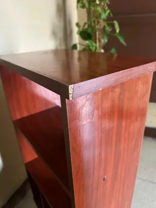 Estantería de madera con ruedas