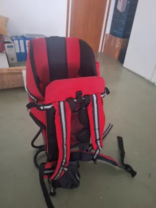 Mochila portabebés ergonómica roja