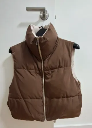 Chaleco plumífero reversible beige y marrón