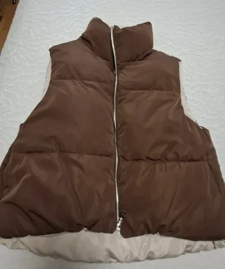 Chaleco plumífero reversible beige y marrón