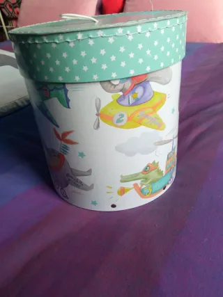 Caja infantil de cartón con estrellas