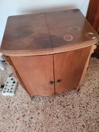 Máquina de coser Singer con mueble