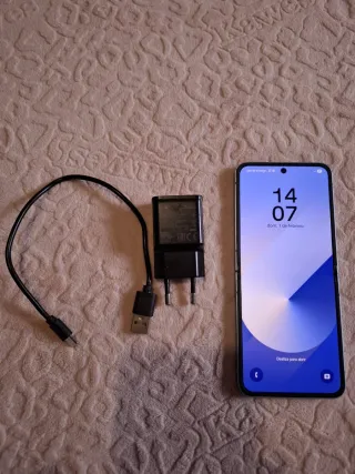 Samsung Galaxy Z Flip 6 Plata Impecable