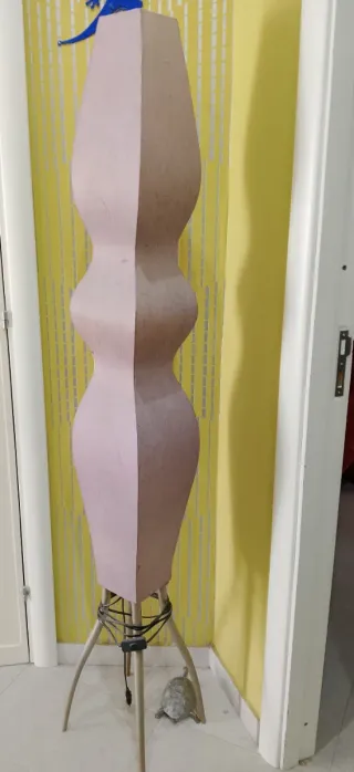 Lampada da terra design ondulato