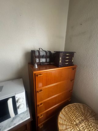 Cómoda de madera con detalles dorados