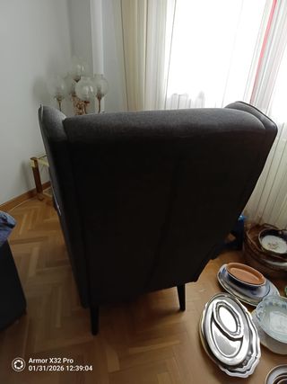 Butaca orejera gris moderna