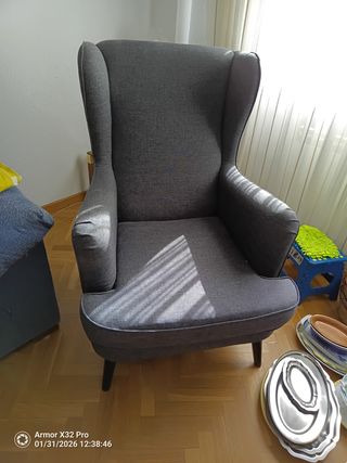 Butaca orejera gris moderna