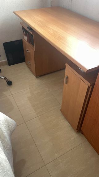 Scrivania in legno con cassetti