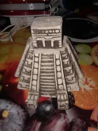 Pirámide decorativa estilo maya