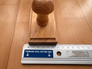 Perchero de pared de madera con 2 pomos