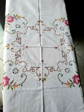 Centrotavola ricamato a mano