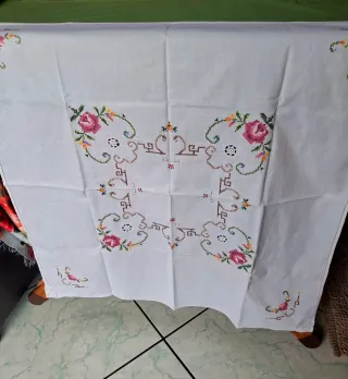 Centrotavola ricamato a mano