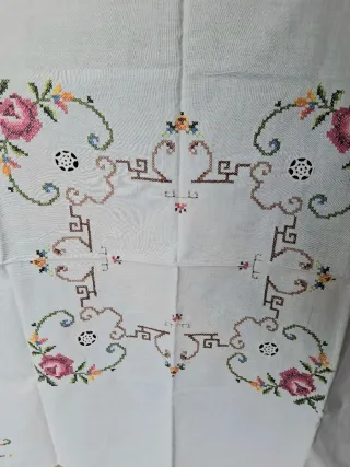 Centrotavola ricamato a mano