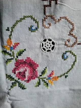 Centrotavola ricamato a mano