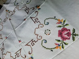 Centrotavola ricamato a mano