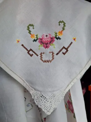 Centrotavola ricamato a mano