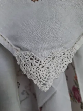 Centrotavola ricamato a mano