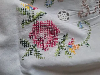 Centrotavola ricamato a mano