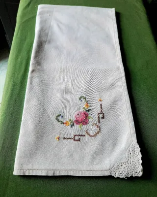 Centrotavola ricamato a mano