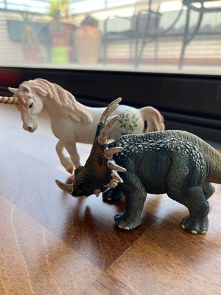 Figuras de Juguete: Unicornio y Dinosaurio