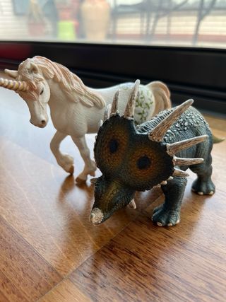 Figuras de Juguete: Unicornio y Dinosaurio