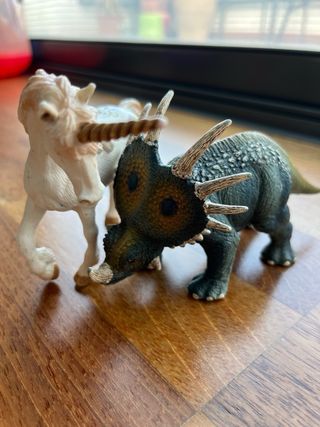 Figuras de Juguete: Unicornio y Dinosaurio
