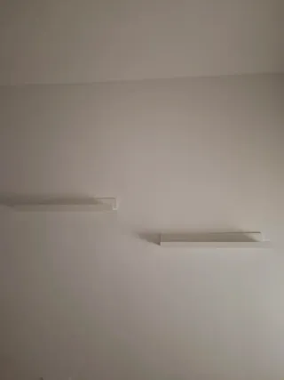 Mesita de noche, espejo, estanterías, cómoda.