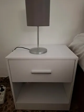 Mesita de noche, espejo, estanterías, cómoda.