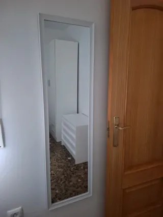 Mesita de noche, espejo, estanterías, cómoda.