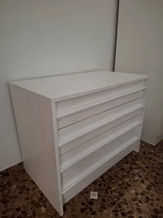 Mesita de noche, espejo, estanterías, cómoda.