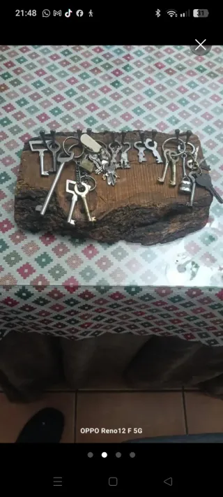 Antiche chiavi di forgiatura con tavolo