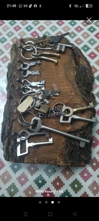 Antiche chiavi di forgiatura con tavolo