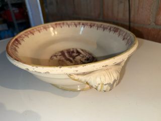 Fuente antigua con paisaje pintado a mano