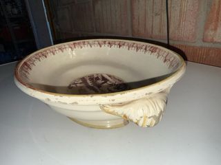 Fuente antigua con paisaje pintado a mano